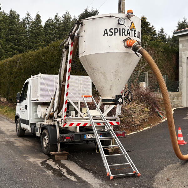 Camion citerne pur aspiration granulés